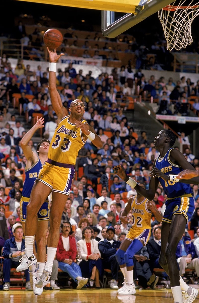 Career in a Year Photos 1988: Kareem, sky hook help end Dallas